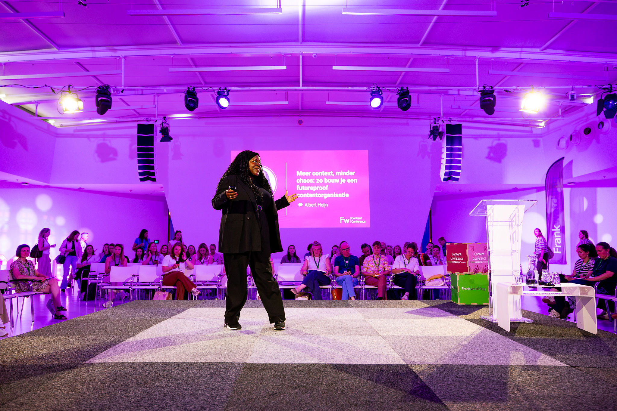 Rafa&euml;la Ellensburg op het podium van de Frankwatching Content Conference 2026, met de zaal in beeld